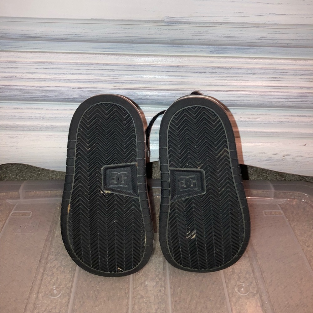 Toddler size 5 DC shoes. - Picture 3 of 4
